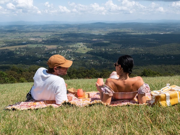 Pasangan sedang piknik di puncak Gunung Tamborine