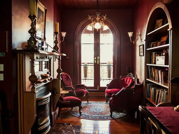 ruang baca beludru merah di dalam Apartemen Grandview