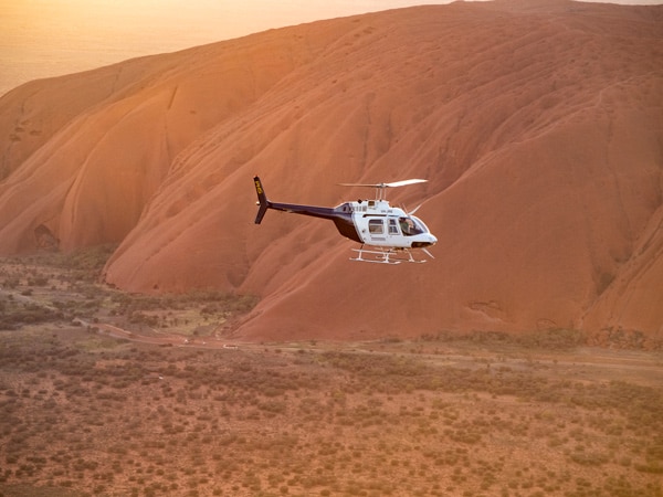 Penerbangan helikopter matahari terbit Uluru