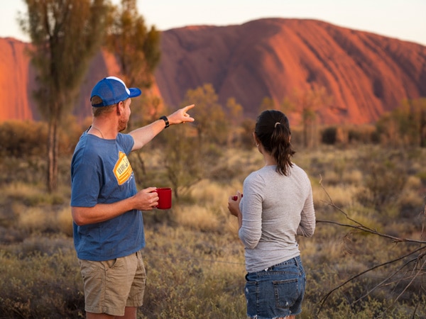 pasangan menatap lanskap Uluru