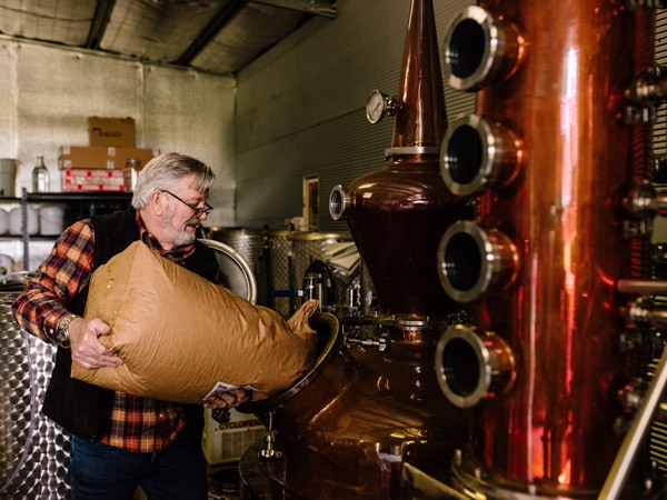 seorang pria menunjukkan proses pembuatan bir mereka di Settlers Spirits