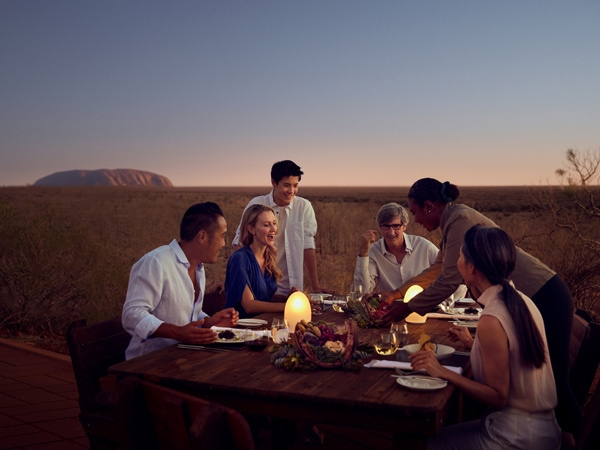 Tamu bersantap di Tali Wiru di Uluru