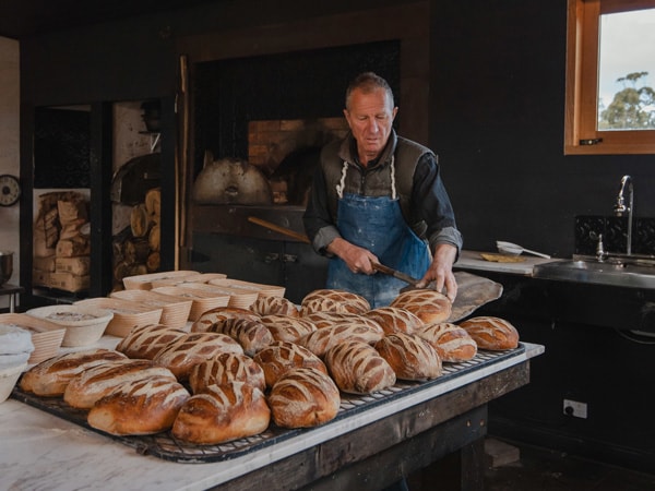 seorang tukang roti menyiapkan roti penghuni pertama