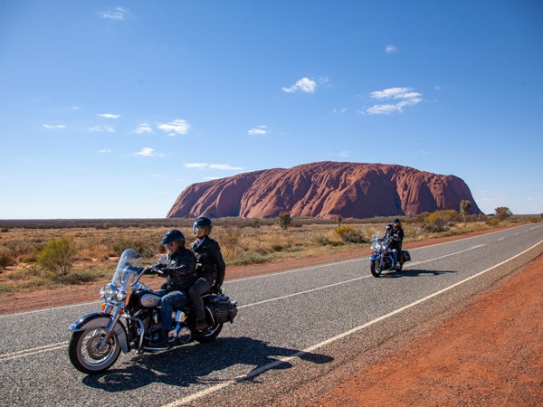 pengendara sepeda motor menavigasi jalan-jalan Uluru