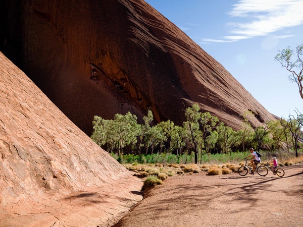 bersepeda di sekitar Uluru