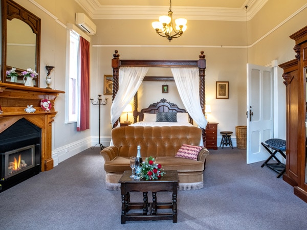 kamar tidur dengan area tempat duduk yang nyaman dengan perapian di dalam The Residence at Mackenzie Quarters