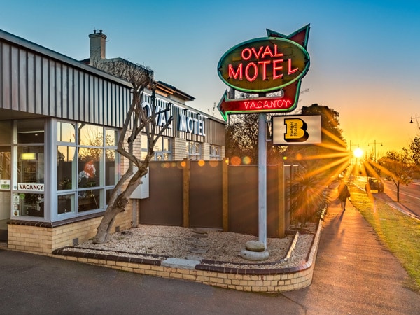 pemandangan luar Oval Motel Bendigo dengan papan nama di pinggir jalan