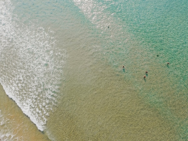 pemandangan udara dari gelombang soliter yang mendekati Pantai Cronulla