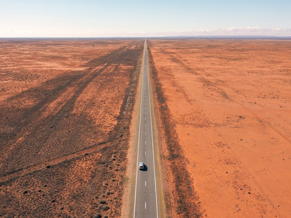 bidikan udara dari kendaraan yang melaju di pedalaman dekat Broken Hill