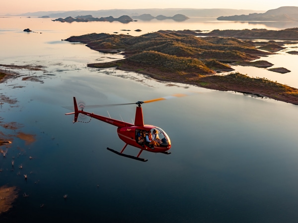 sebuah helikopter terbang di atas Danau Argyle