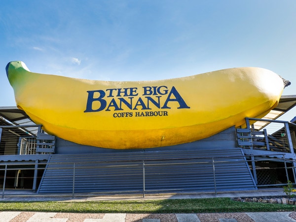 Matahari bersinar di atas tanda menyambut pengunjung ke atraksi The Big Banana 