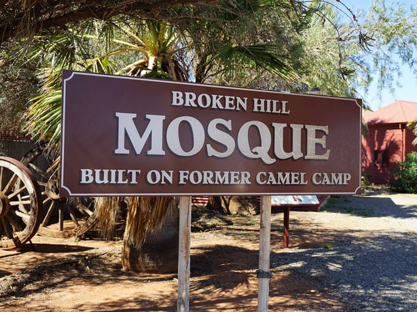 sebuah papan petunjuk yang mengatakan Masjid Broken Hill adalah bekas kamp unta