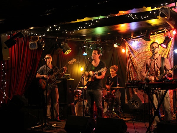 Band di atas panggung di Brass Monkey Cronulla.