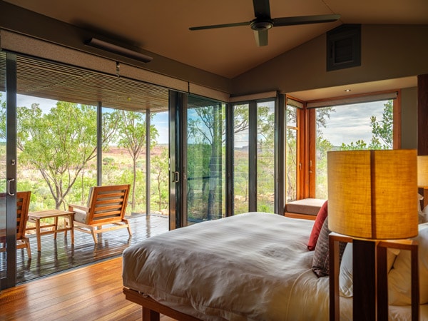 kamar tidur dengan balkon menghadap pemandangan taman di El Questro Homestead
