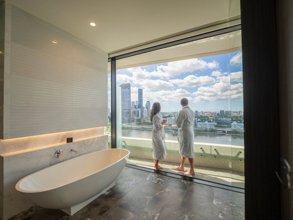 Pasangan berjubah mandi di bak mandi di Emporium Hotel Brisbane