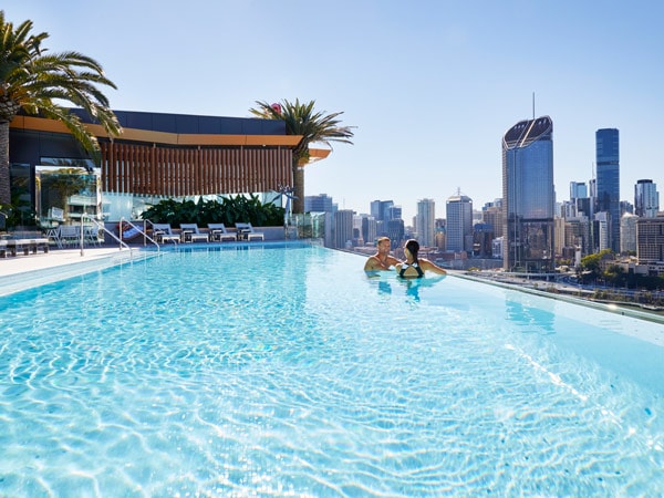 Kolam renang atap di Emporium Hotel salah satu pilihan akomodasi mewah di Brisbane