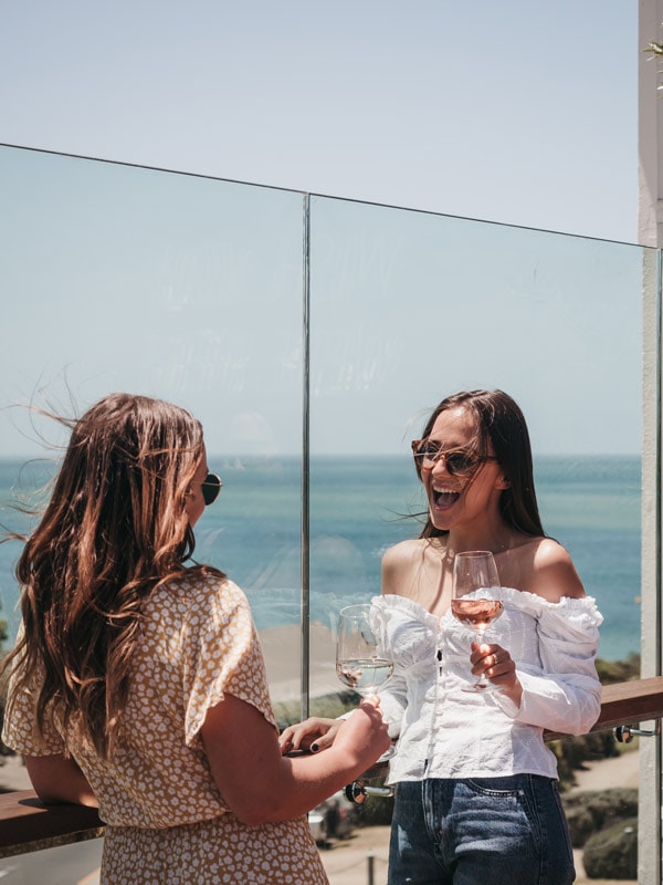 Gadis-gadis minum anggur dan tertawa di Hotel Sorrento