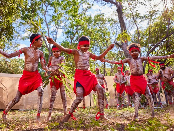 Anak-anak adat menari di Festival Tari Laura Quinkan