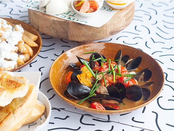 Kerang dalam kaldu tomat kaya anggur yang dibumbui dengan rempah-rempah