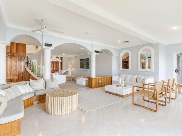 sebuah Airbnb di Yamba dengan interior yang terang, lapang, dan bercat putih