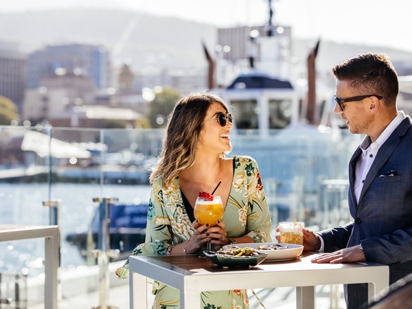 Pasangan sedang minum di The Story Bar di MACq 01 Hotel di Hobart