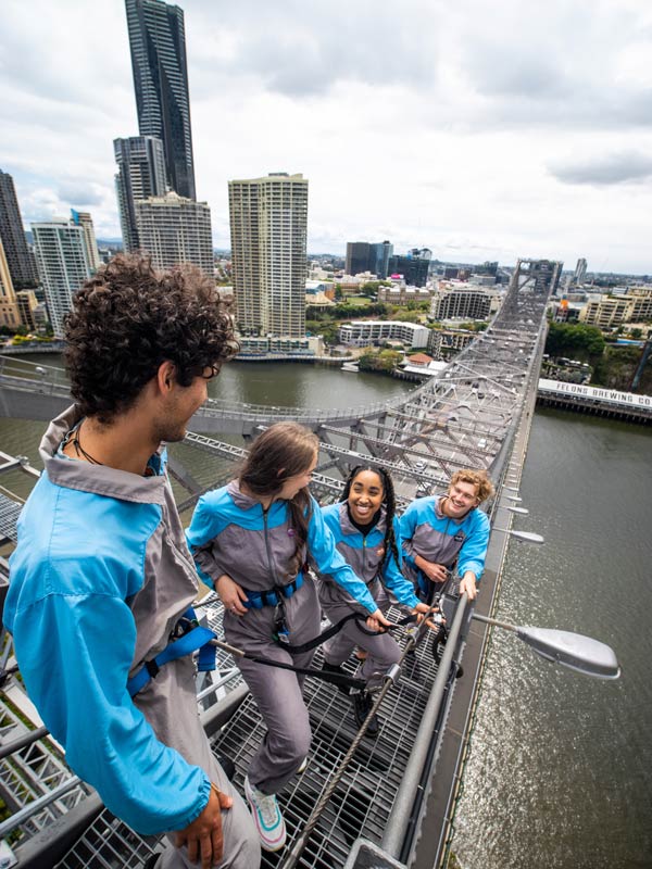 Remaja memanjat Story Bridge di Brisbane