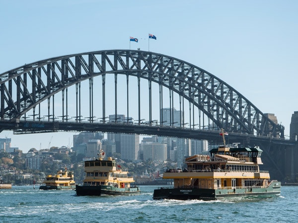 Sydney Ferries melewati Sydney Harbour, Sydney.