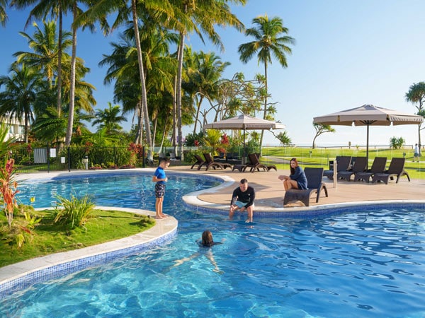 Anak-anak berenang di Tangalooma Island Resort di Pulau Moreton