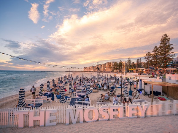 Moseley Beach Club adalah sebuah pub pantai di Glenelg South Australia