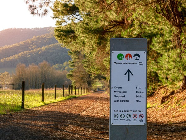 a trail sign for hikers points the way to Wangaratta