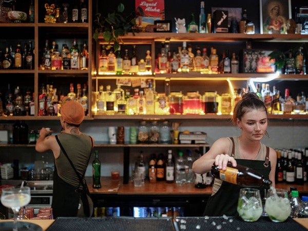 a bartender mixing up drinks at Tomahawks