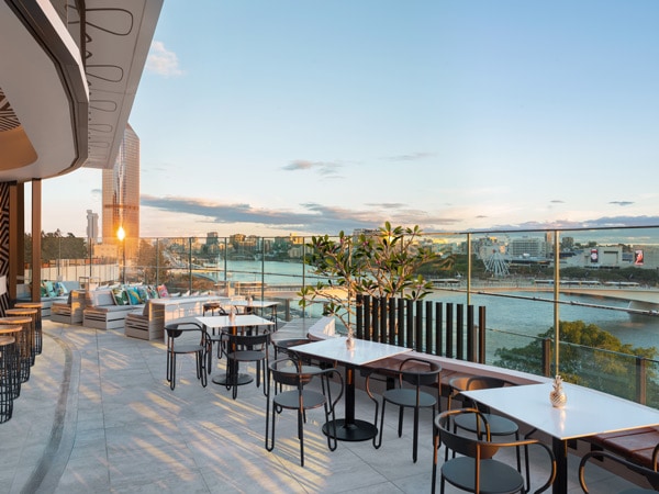 WET Deck Terrace di siang hari di W Hotel Brisbane