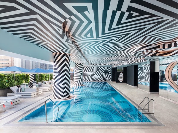 Pola psychedelic di atap kolam WET Deck di W Hotel Brisbane