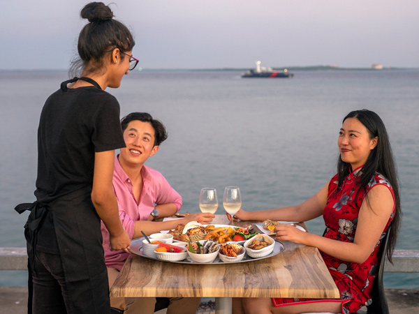 a couple dining by the sea at Crustaceans on the Wharf, Darwin