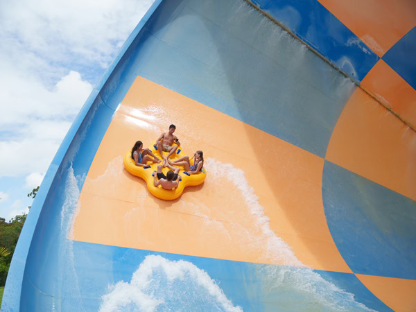 friends splashing around at Wet 'n' Wild Gold Coast