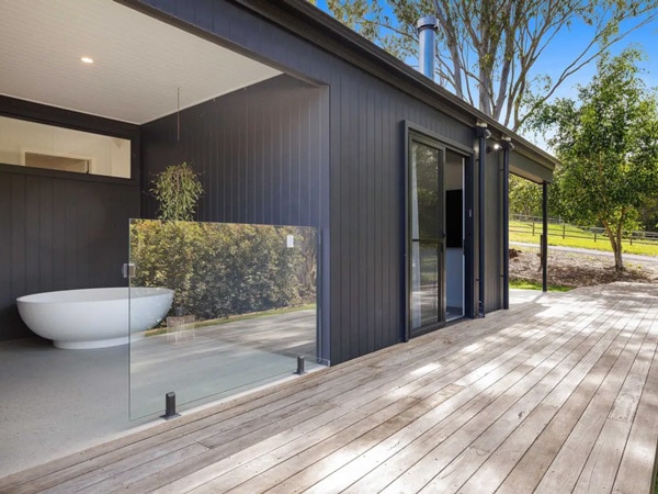 the cottage exterior with an outdoor bathtub