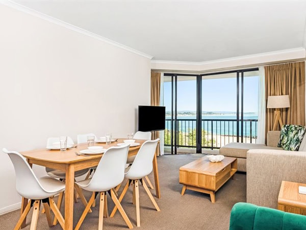 the dining area at Mantra Coolangatta Beach