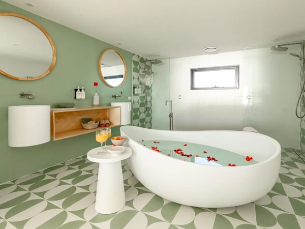 an ensuite tub at Tessa’s on the Beach