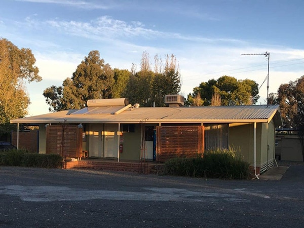 the exterior of Carinya Caravan Park, Wagga Wagga