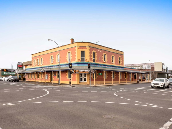 the building exterior of Federal Hotel, Mount Gambier