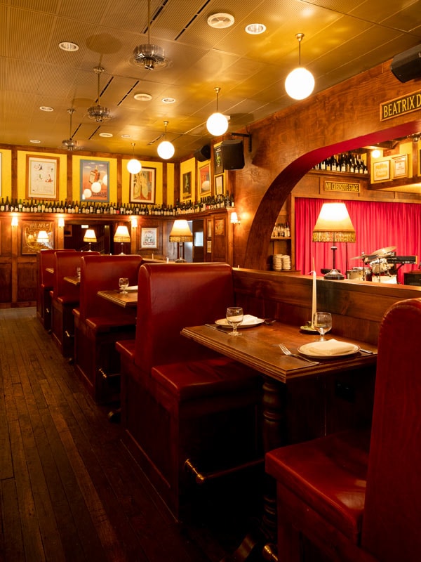 a vintage dining interior at Restaurant Hubert