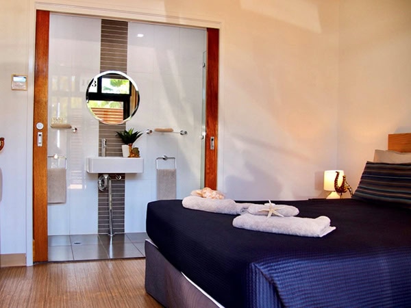 guest room in beaches of broome hotel and backpackers