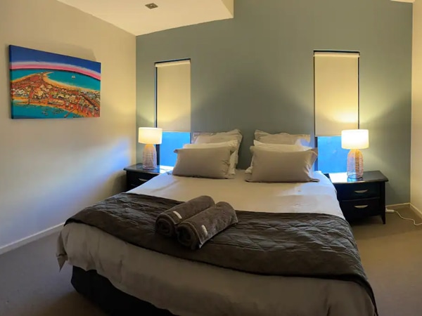 a cosy bedroom at Queen of Shiba Lane Apartment, Broome