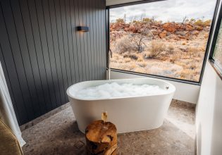 A bathtub in a deluxe suite at Discovery Parks Kings Canyon