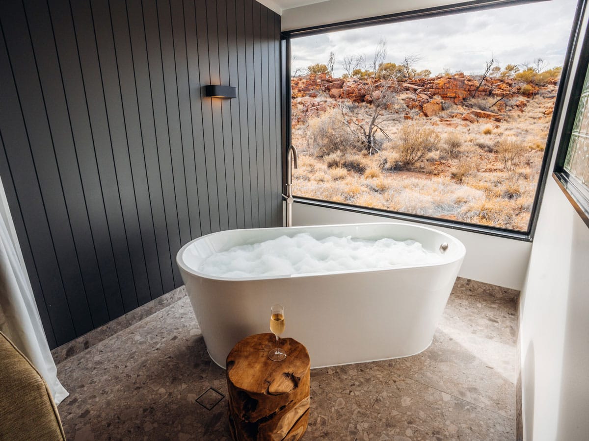 A bathtub in a deluxe suite at Discovery Parks Kings Canyon