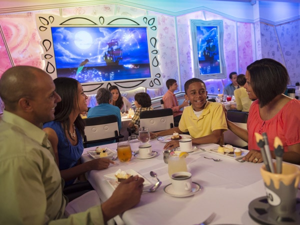 Family having dinner at Animator’s Palate on Disney Wonder