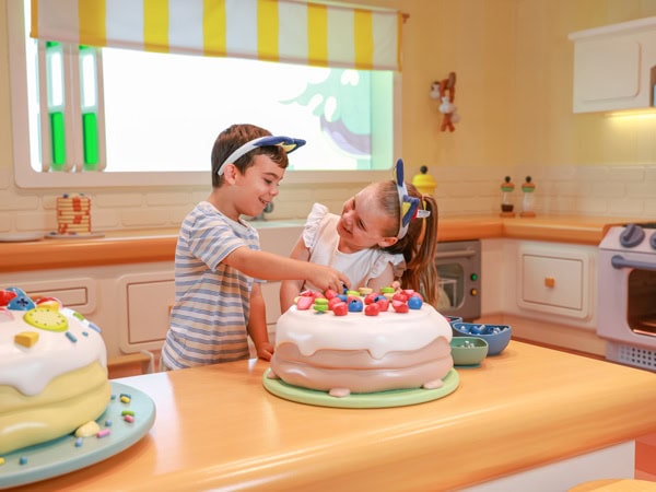 Kids cooking pavlova in Bluey's kitchen at Bluey's World in Brisbane