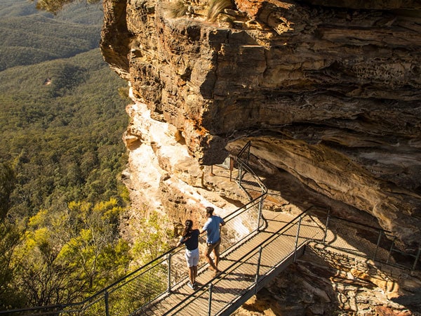 a couple enjoying views from Honeymoon Bridge overlooking the Jamison Valley along the Three Sisters Walking Trail