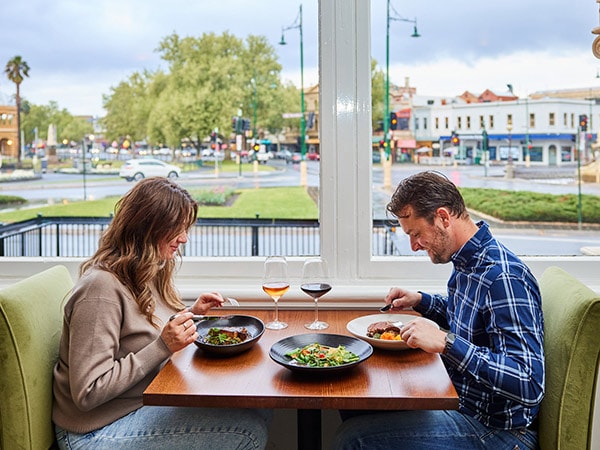 couple eating at Alium retsuarant, bendigo