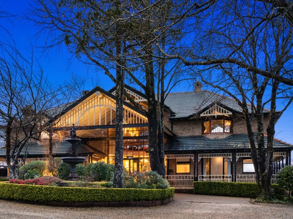 the Echoes Blue Mountains Boutique Hotel at dusk